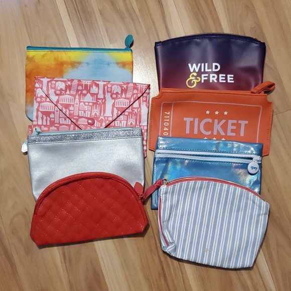 💋 FREE MAKEUP BAG WITH PURCHASE 💋 - Picture 2 of 2